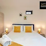 Bright And Cosy Studio Apartment By Jesswood Properties Short Lets With Free Parking Near M1 & Luton Airport