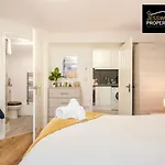 Bright And Cosy Studio Apartment By Jesswood Properties Short Lets With Free Parking Near M1 & Luton Airport