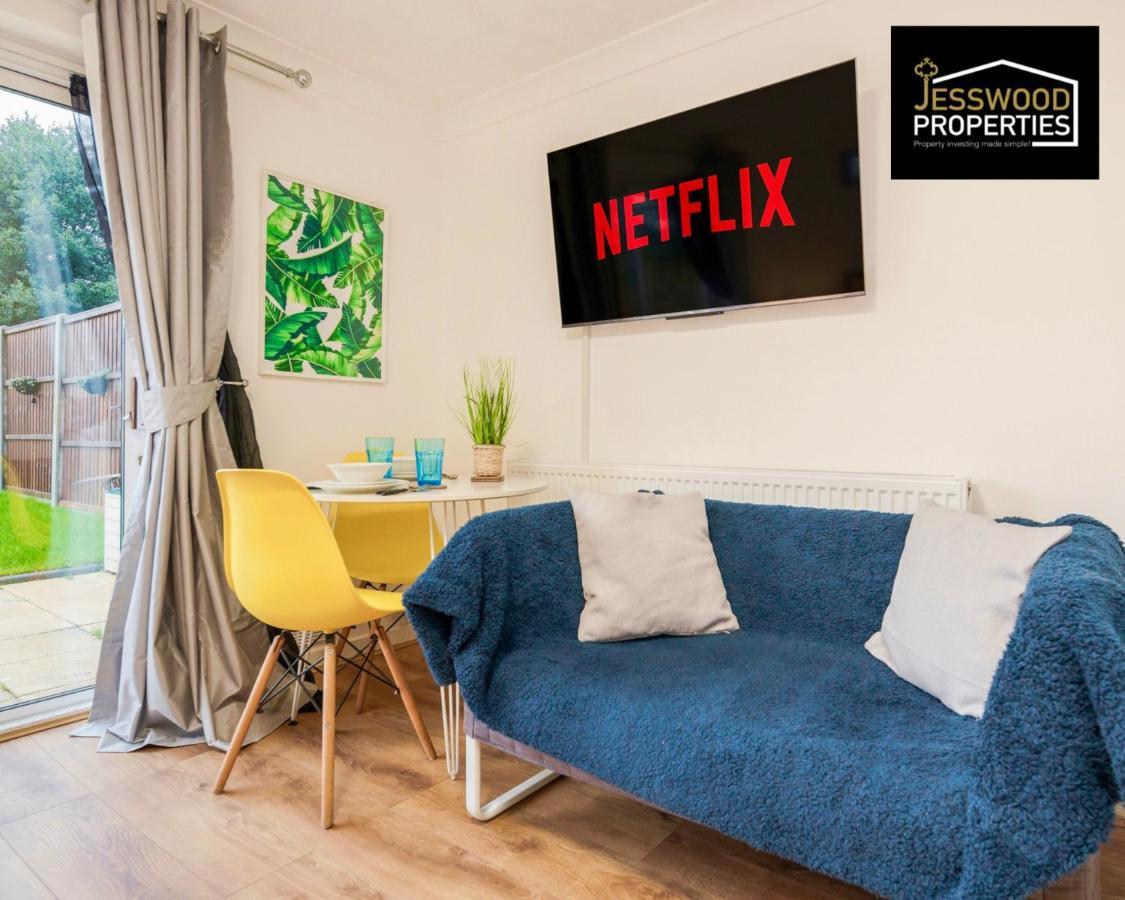 Apartment Jesswood Properties: Bright With Airport Proximity *