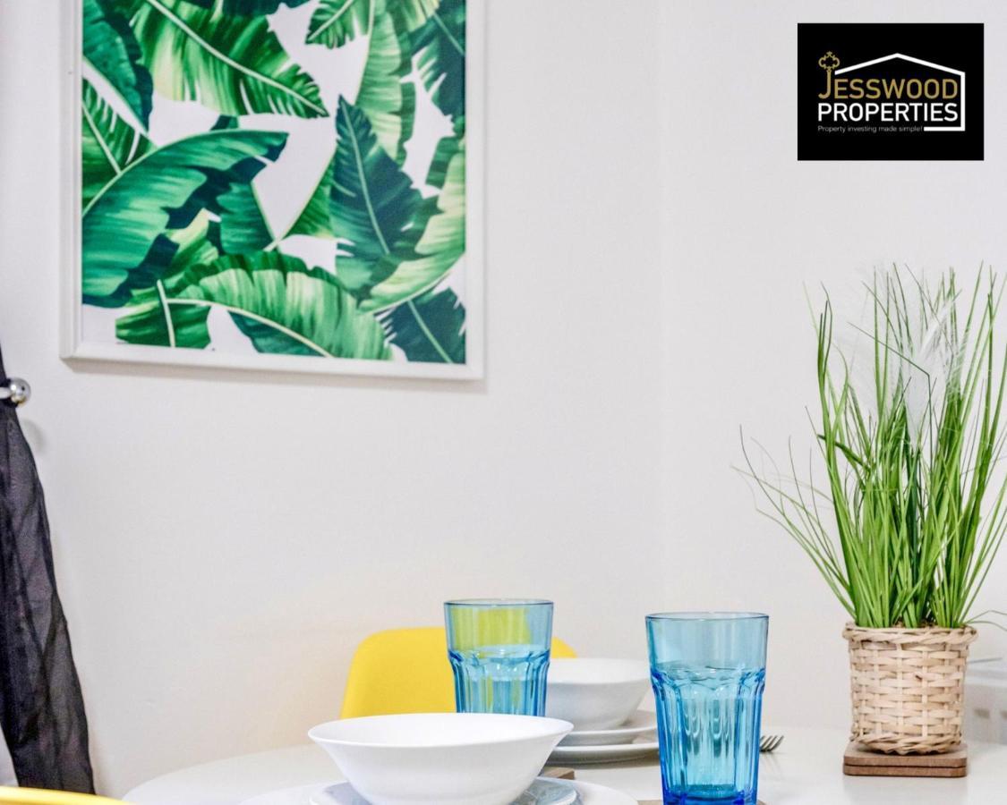 Apartment Jesswood Properties: Bright With Airport Proximity