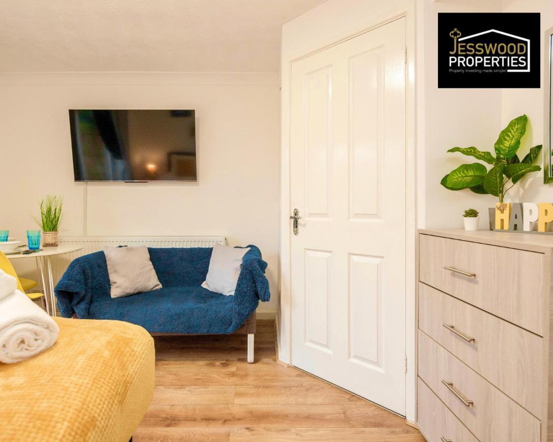 Jesswood Properties: Bright With Airport Proximity Apartment Luton (Bedfordshire)